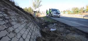 Guardia Civil y periodistas, este sábado, en el lugar del accidente.