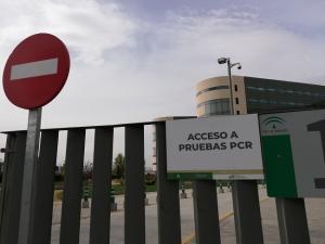 Señalización en el Hospital San Cecilio para las pruebas PCR.