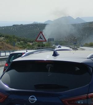 Columna de humo tras registrarse el accidente en la A-92 en Alfacar. 