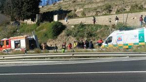 Los Bomberos de Almuñécar y el 061 intervienen en la N-340 este pasado lunes. 