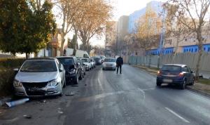 El conductor ha perdido el control y ha chocado con otros tres vehículos estacionados.