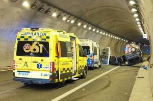 Vehículos de emergencia en el túnel. 