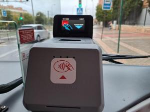 Máquina canceladora en un autobús urbano de Granada. 