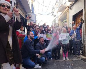 Celebración, este domingo, a las puertas de la administración de loterías de Baza.