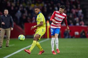 Carlos Akapo en el encuentro entre el Cadiz CF y el Granada CF en el estadio Nuevo Los Cármenes el 28 de febrero de 2022.