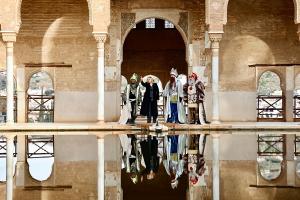 La alcaldesa, junto a los Reyes Magos, este domingo en la Alhambra. 