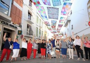 Vecinas de Alhama señalan los toldos que han hecho con ganchillo y crochet.