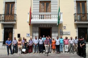 A las puertas del Ayuntamiento de Atarfe, se ha guardado un minuto de silencio.