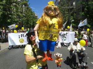 Ambiente festivo y reivindicativo en la manifestación por la reconexión ferroviaria de hoy.