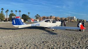 La avioneta, tras su aterrizaje en la playa de Salobreña. 