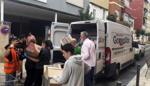 Entrega de la ayuda trasladada desde la Costa de Granada. 