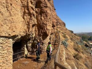 El diputado Eduardo Martos en su visita a la zona afectada en Beas de Guadix.