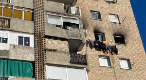 Ventanas traseras de la vivienda donde se declaró el incendio.