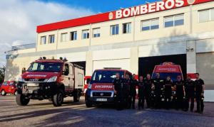 Efectivos del Cuerpo de Bomberos de Granada, preparados para desplazarse a Valencia.