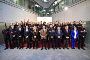 Los bomberos desplegados para ayudar en la DANA junto a los diputados provinciales y el presidente de Diputación.