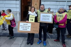 Activistas de La Calle Mata y APDHA, este viernes antes de entrar al pleno.