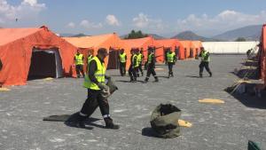 Militares de la UME durante el montaje del campamento para la acogida temporal de migrantes en el Puerto de Motril.
