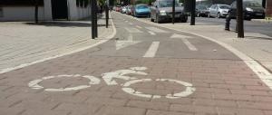 Detalle del carril bici en Andrés Segovia.