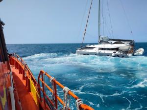 Catamarán rescatado por Salvamento y remolcado al Puerto de Motril.