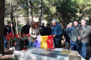 La secretaria general de CCOO-A, Nuria López, ha descubierto la placa junto a Ricardo Flores.