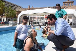 El diputado de Centros Sociales, Mayores y Juventud, Roberto González, ha realizado una visita a la piscina del Centro Ocupacional Reina Sofía de la Diputación de Granada. 
