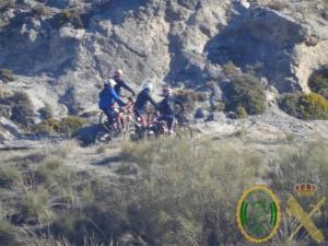 Motoristas con motos de trial en un paraje del Cerro Huenes, en una imagen de 2022.