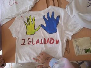 Una de las camisetas elaboradas por el alumnado de Primaria de Chimeneas.