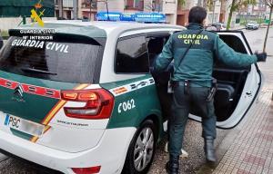 Un agente en un vehículo policial.