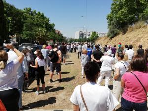 Colas de acceso, junto al recinto ferial, al vacunódromo del Parque Norte. 