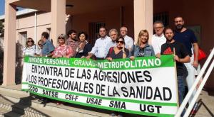 Concentración en la puerta del Centro de Salud de Cartuja. 