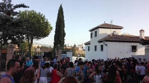 Numerosas personas se han reunido en torno a la Mezquita para lanzar un mensaje de tolerancia.