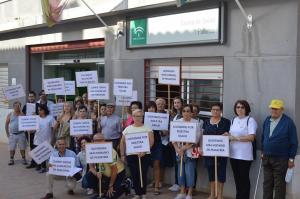 Concentración a las puertas del centro de salud de Pulianas.