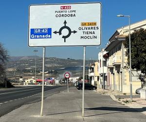 Cartel de las conexiones de Moclín con Granada.