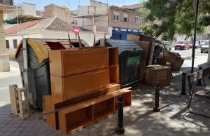 Muebles depositados fuera de horario junto a contenedores en el Zaidín. 