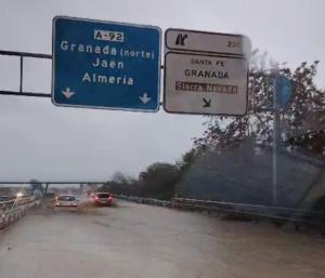 Balsa de agua en la A-92 en el enlace de Santa Fe.