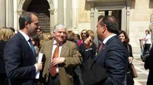 El juez decano conversa con el fiscal Rogelio Muñoz Oya y el presidente de la Audiencia Provincial.