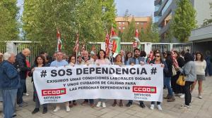 Protesta ante la sede de la Junta en Almanjáyar, este martes. 