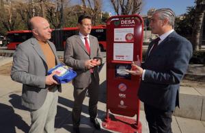 Presentación de un nuevo desfibrilador en la Avenida de la Constitución. 