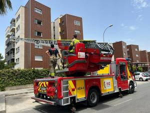 Bomberos, en el lugar donde se produjo el incendio, la avenida Circunvalación de Alhendín.