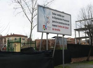 Cartel en el solar cedido para construir el nuevo centro de salud. 