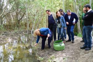 La alcaldesa de Motril, Flor Almón, suelta peces fartet en el agua. 