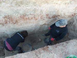 El equipo de ArqueoAntro, trabajando en la nueva fosa abierta en el cementerio de Dúrcal.