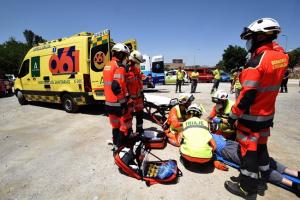 Equipos de Emergencias Sanitarias el 061 y Bomberos de Granada, en un simulacro. 