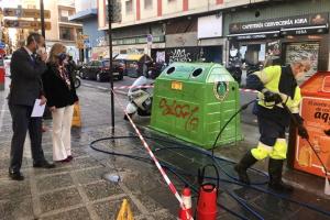 La concejala Pepa Rubia supervisa las tareas de desinfección en la zona centro. 