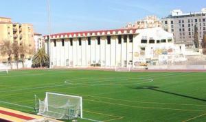 Estadio de la Juventud, con el pabellón cubierto al fondo. 