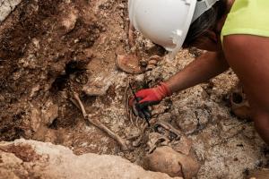 Trabajos para la exhumación de los restos en Padul.