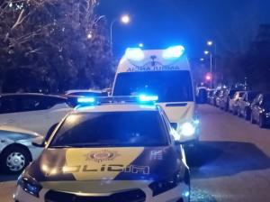 Vehículo policial y de emergencias sanitarias en el lugar donde se ha hallado el cadáver. 