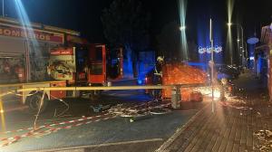 Bomberos de Motril interviniendo tras la caída de una farola.