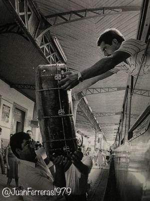 Granadinos parten de la estación del tren en 1979 a la vendimia francesa.