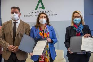 La consejera y la alcaldesa muestran el convenio firmado.